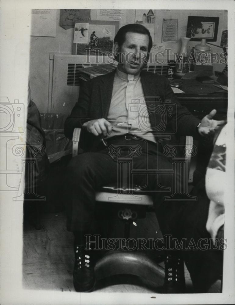 1971 Press Photo Rev Francis Anderson of All Souls Church in Braintree, MA - Historic Images