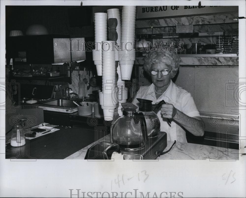 1977 Press Photo Dorothy Hedke, St Petersburg Police Coffee Shop Worker Retires - Historic Images