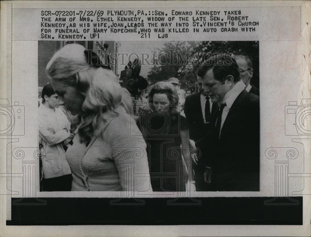 1969 Press Photo Sen Edward Kennedy, Mrs Ethel Kennedy, Wife Joan Kennedy - Historic Images