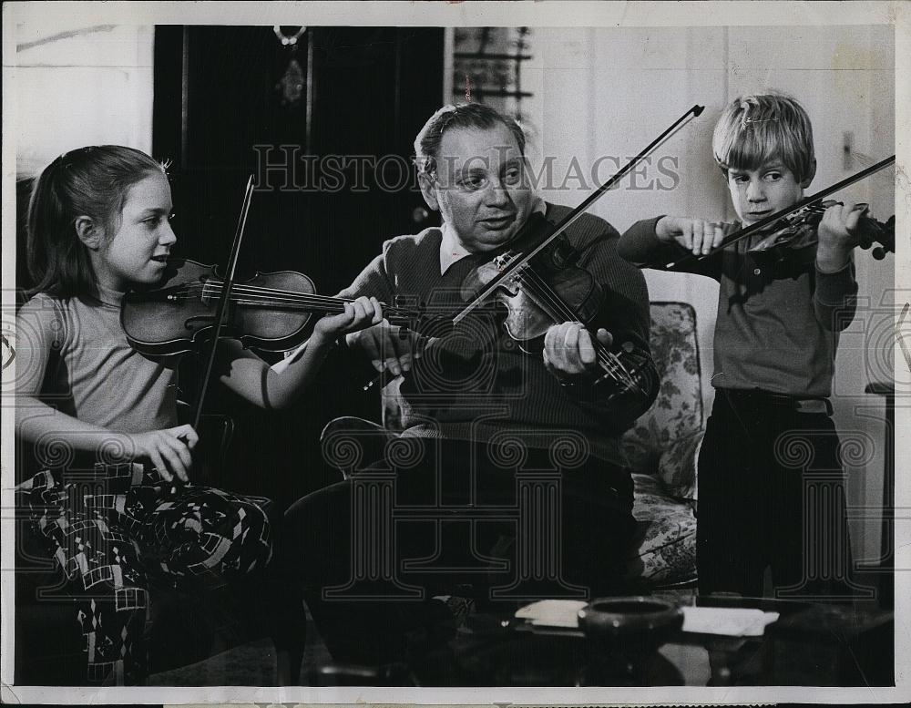 1965 Press Photo Isaac Stern and Children The Twentieth Century Man With a violi - Historic Images