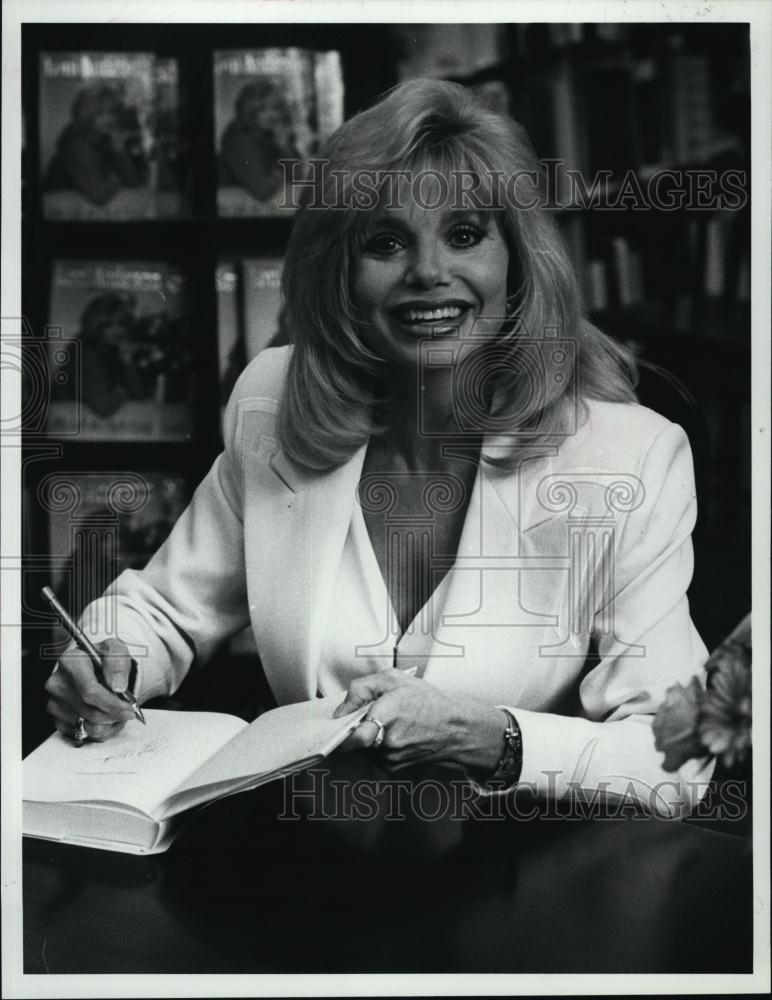 1995 Press Photo Actress Lonnie Anderson Signing Autographs Of Book - RSL47505 - Historic Images