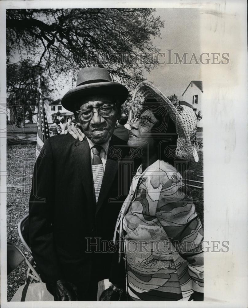 1977 Press Photo Chester James &amp; Mrs Holmes at Jamestown, Fla groundbreaking - Historic Images