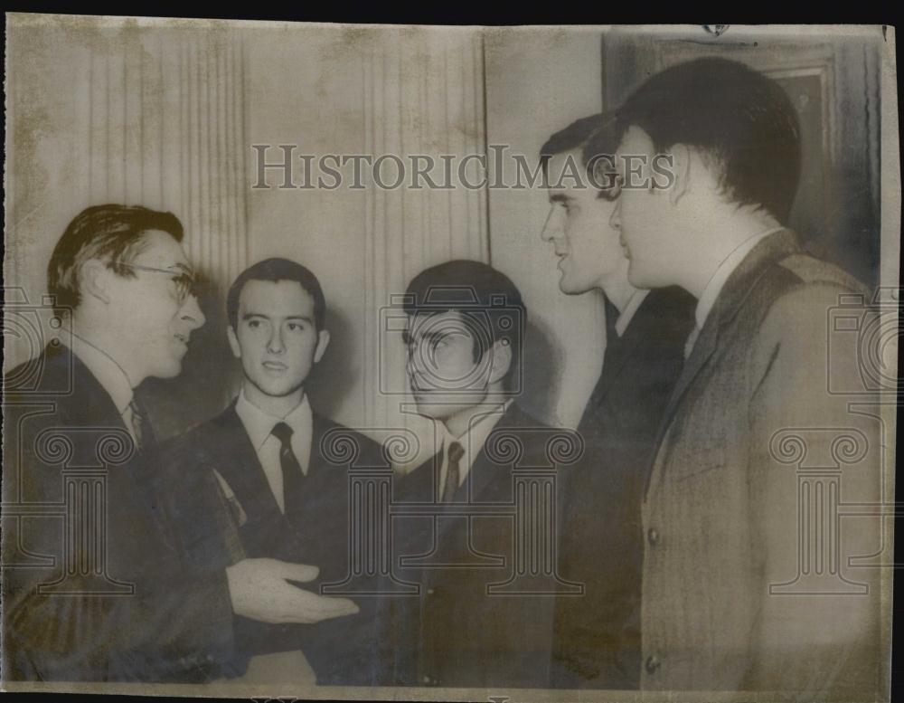 1967 Press Photo Soviet Reporter Gennady Vasiliev talked to four US sailors - Historic Images