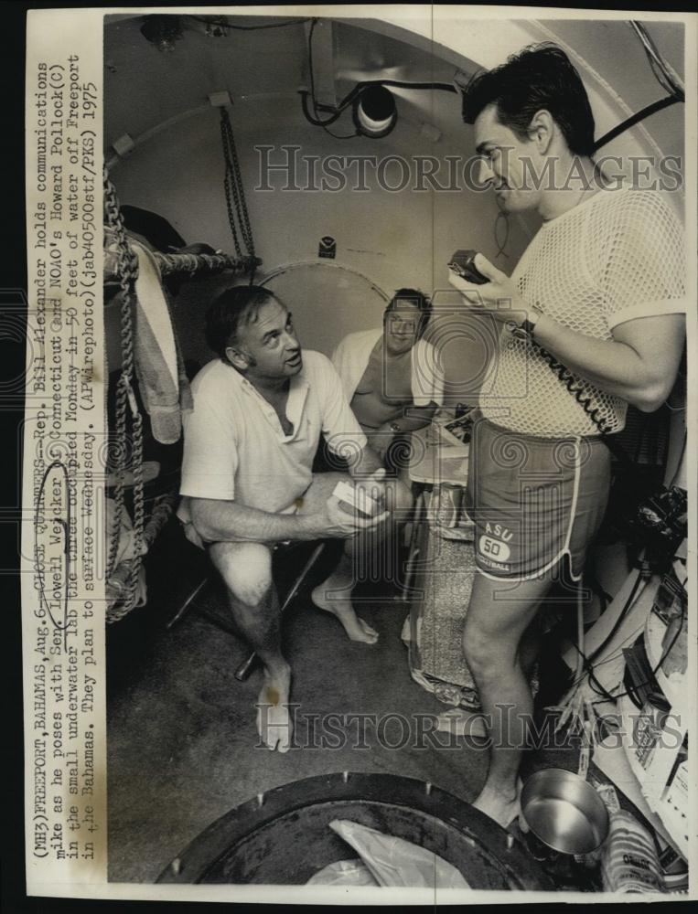 1975 Press Photo SenLowell Weicker in underwater lab with Repbill Alexander - Historic Images