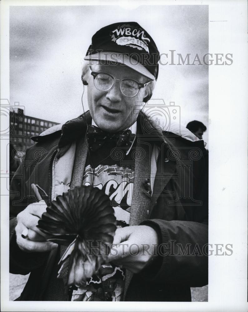 1990 Press Photo WBCN Annual Turkey (Paper) Drop - RSL77869 - Historic Images