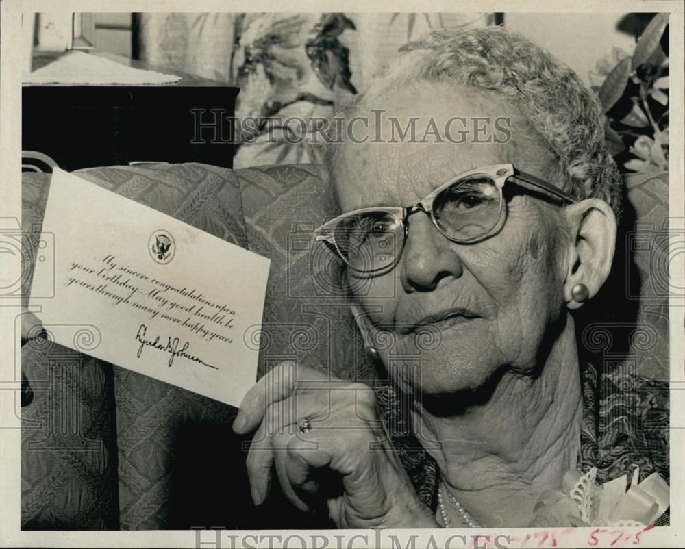 1967 Press Photo Mrs Marietta Orion with B-day Card From Pres Johnson Age100 - Historic Images