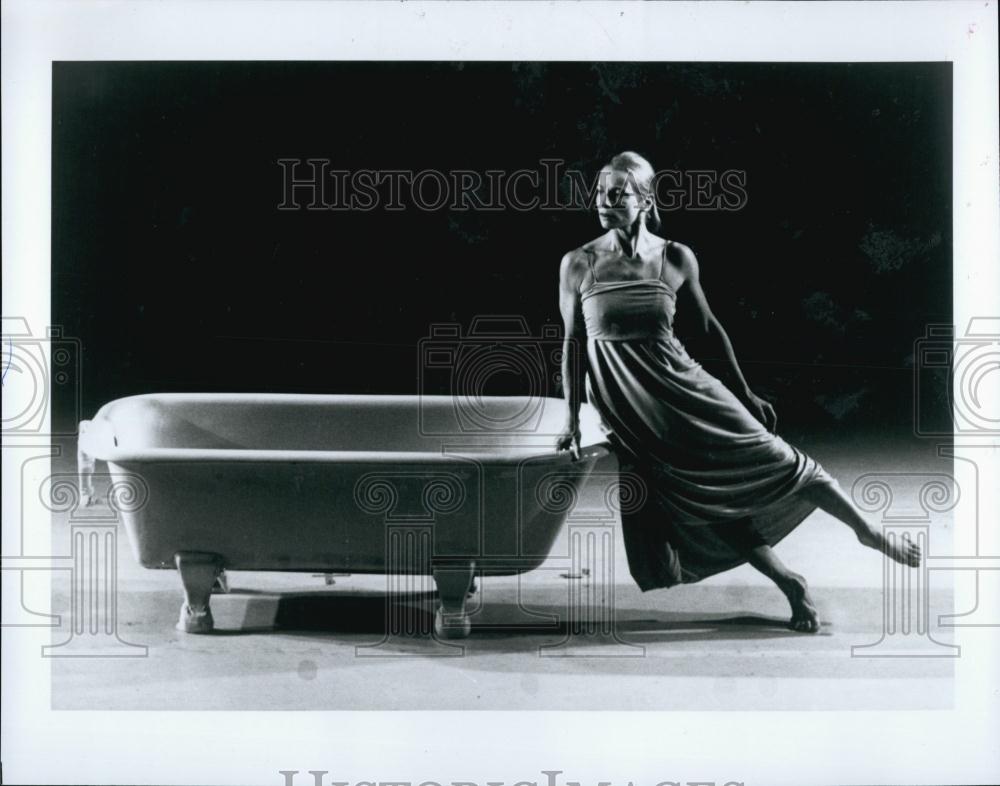 Press Photo Dancer, Susanne Linke performing on stage - RSL00147 - Historic Images