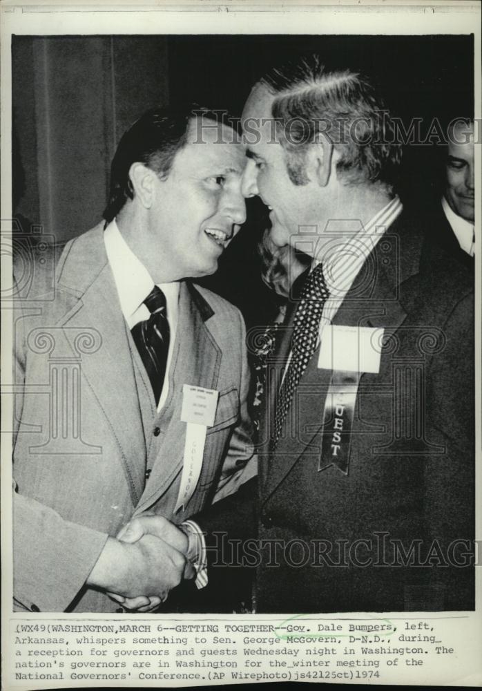 1974 Press Photo Arkansas Gov Dale Bumpers Speaks With Sen George McGovern - Historic Images