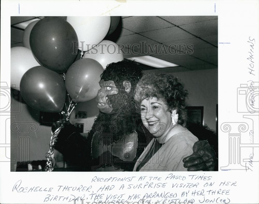 Press Photo Pasco Times Receptionist Rochelle Theurer Birthday Gorilla Balloons - Historic Images
