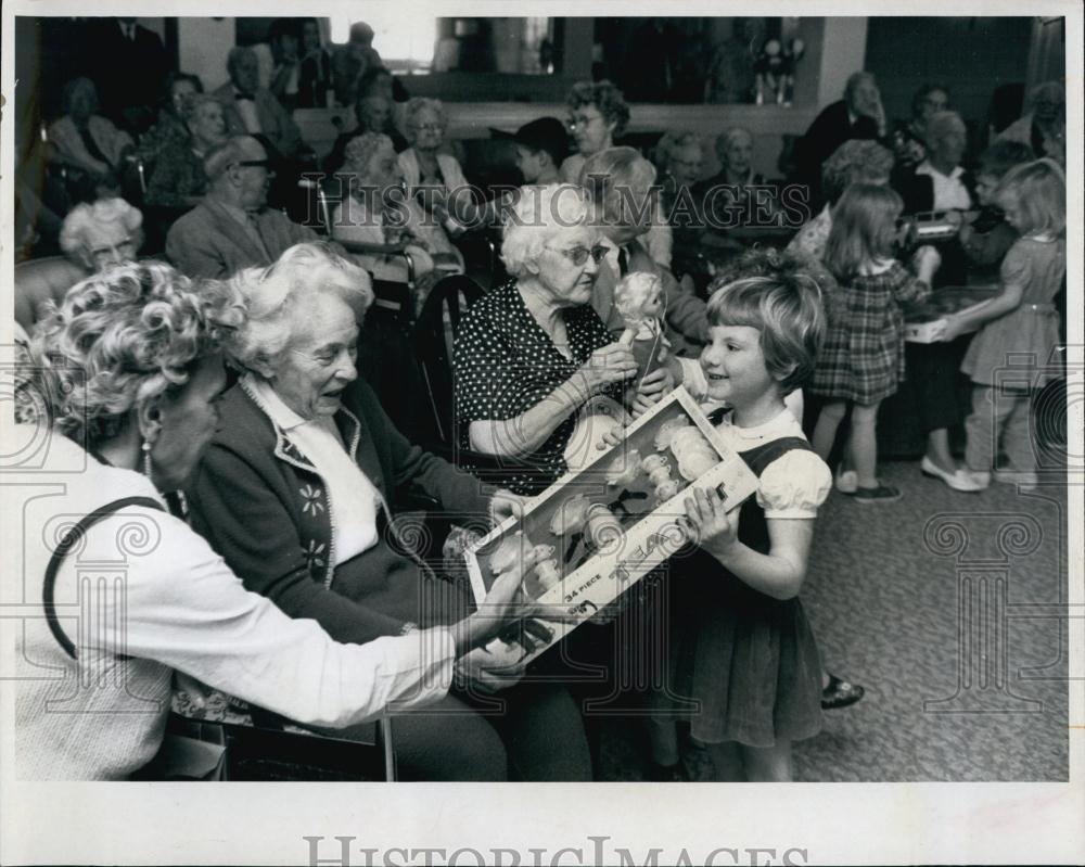 1969 Press Photo Patricia Sinclair Fairview Citizens Nursing home party - Historic Images