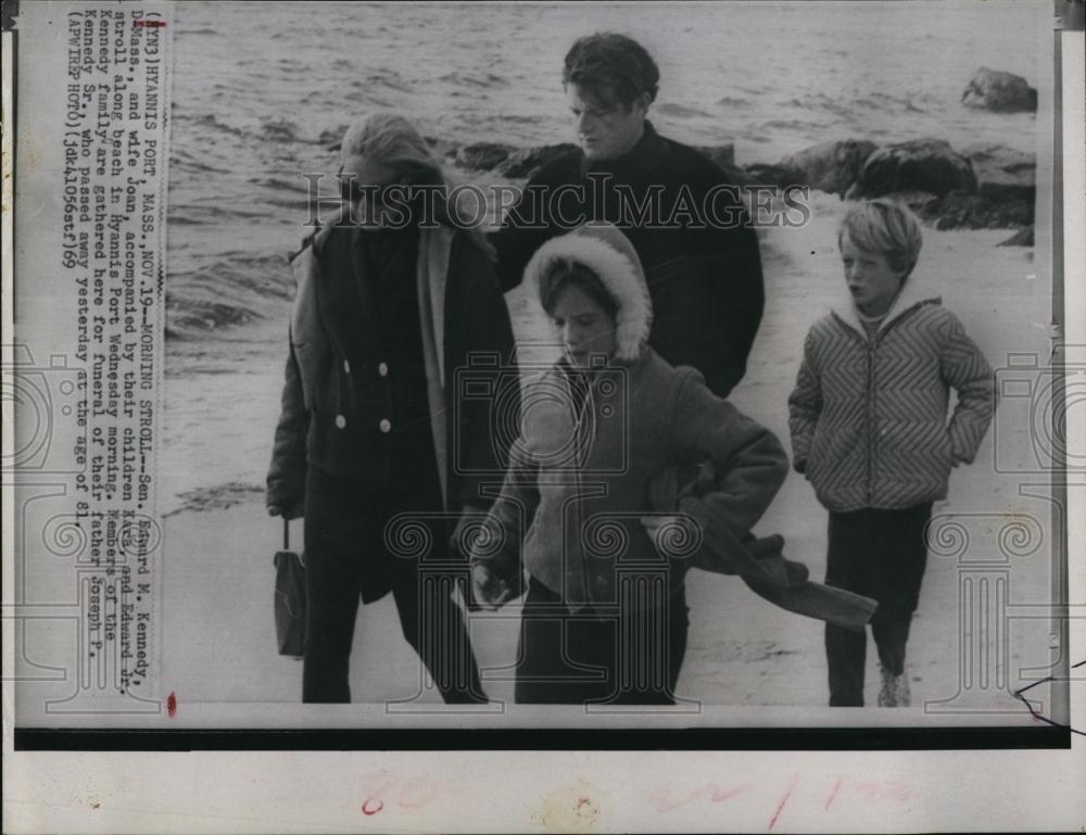 1969 Press Photo Senator Edward M Kennedy and wife Joan - RSL95709 - Historic Images