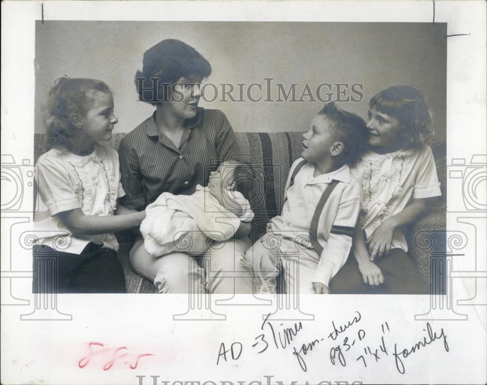 1964 Press Photo Mrs Albert Weisner Children Susan Stacey Doug Leslie - Historic Images