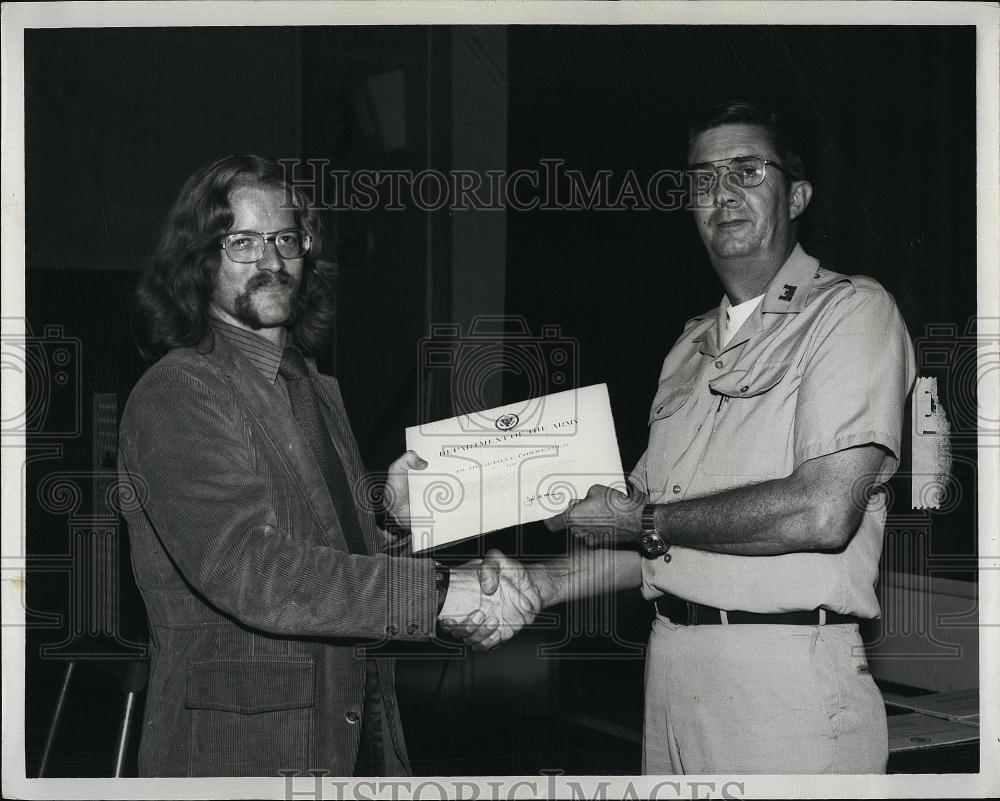 1972 Press Photo William Nuzzo Receiving Award from Colonel John Mason - Historic Images