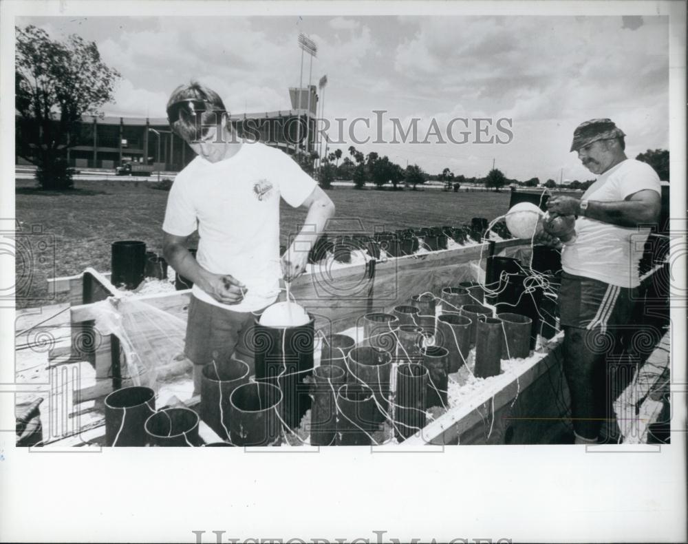 1989 Press Photo Jeffery Puterbaugh &amp; David Aggers set up fireworks for the 4th - Historic Images
