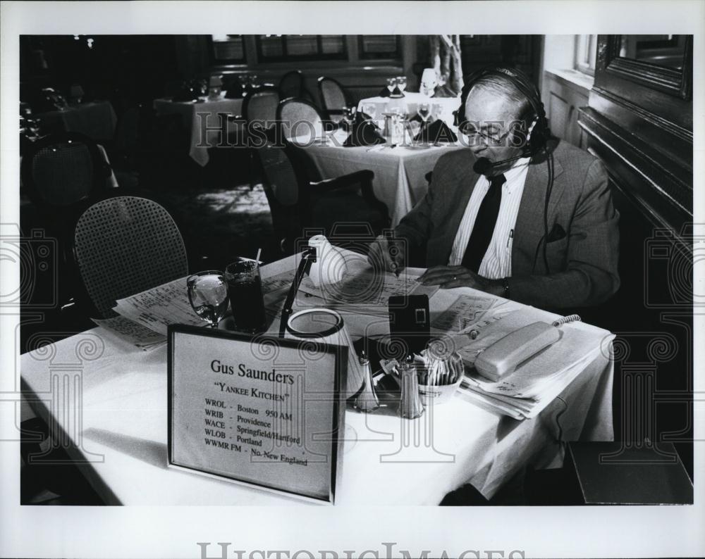 Press Photo Television host Yankee Kitchen Gus Saunders cook - RSL88035 - Historic Images
