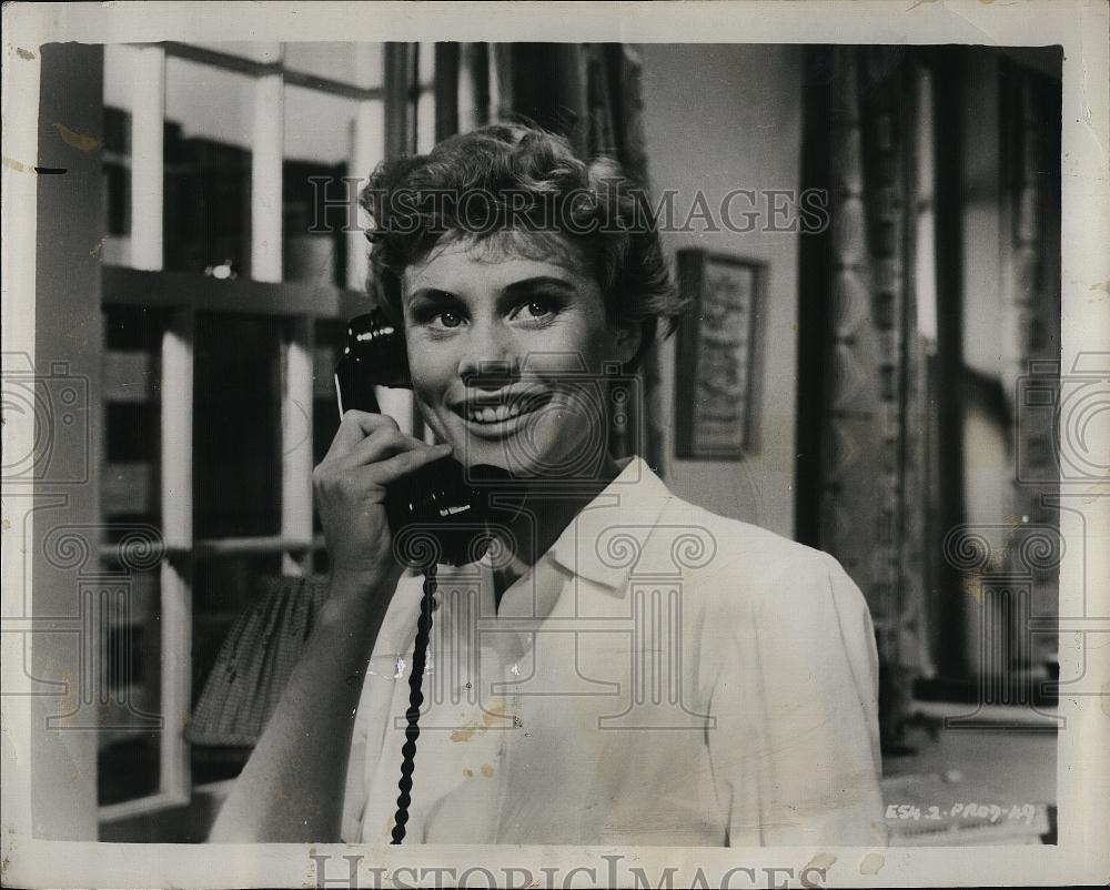 1955 Press Photo Susan Stephen stars in &quot;Cocktails in the Kitchen&quot; - RSL90831 - Historic Images