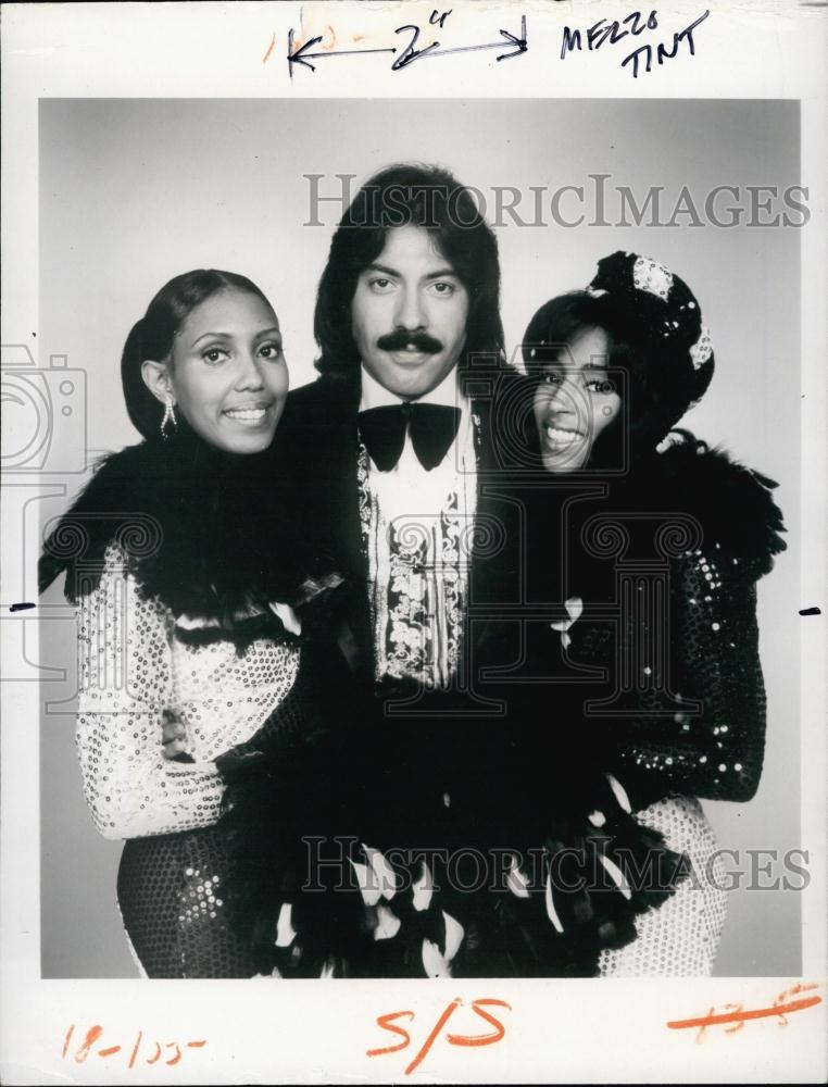 1974 Press Photo Tony Orlando Lead Singer, Tony Orlando &amp; Dawn With Vocalists - Historic Images