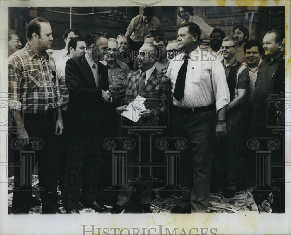 1975 Press Photo Mailman Edgar Deschenaux Retires After 25 Years - RSL88165 - Historic Images