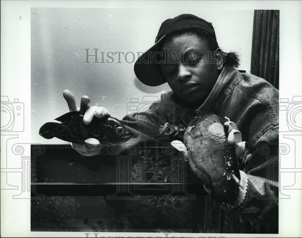 1994 Press Photo Coleen Worrell Holds 2 Fish that Her Roomate Poisoned &amp; Killed - Historic Images