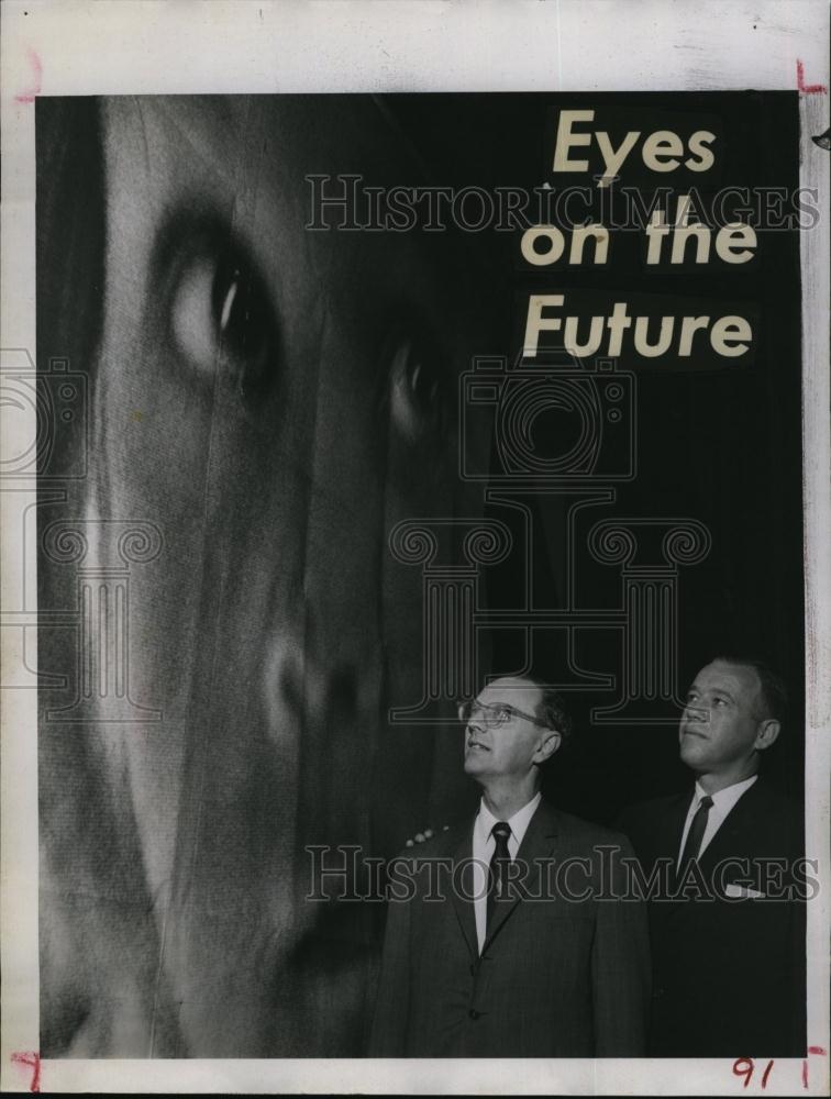 1967 Press Photo Frank P Zeidler, of Milwaukeee &amp; R Greene United Fund poster - Historic Images