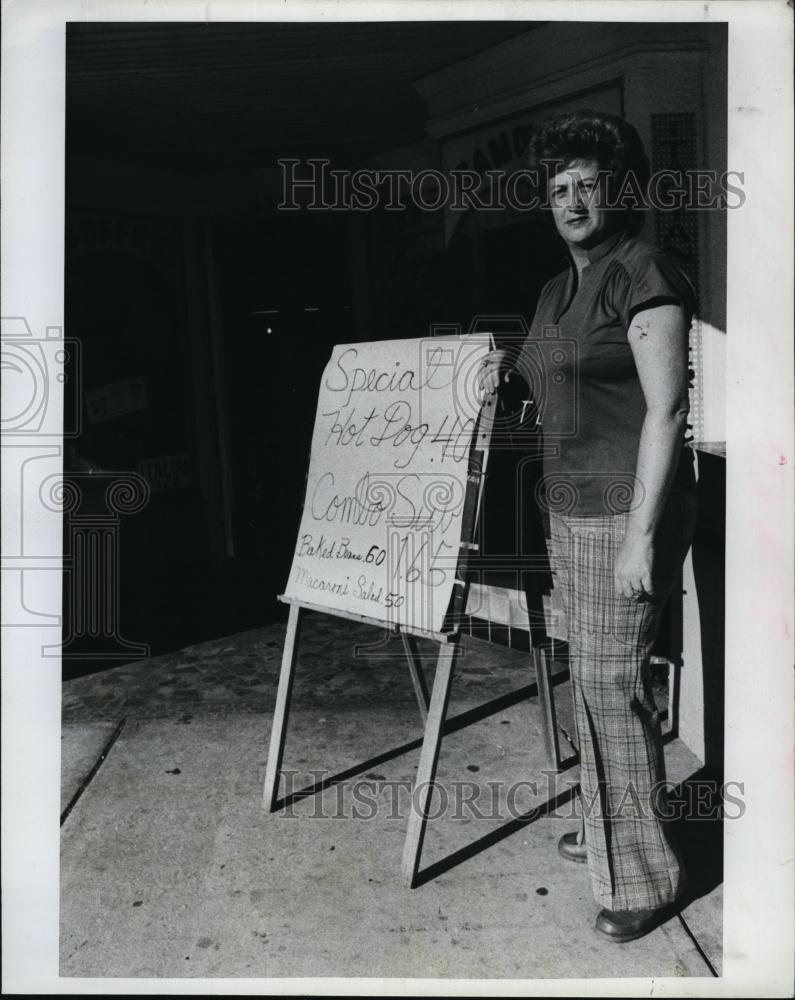 1981 Press Photo Edna Drury, Hot dog business on Central Avenue - RSL92735 - Historic Images