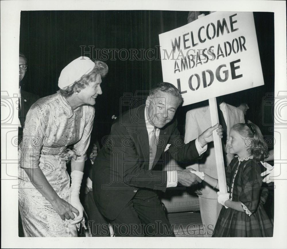 1960 Press Photo UN AmbHenry Cabot Lodge with wife, greeted a Little girl - Historic Images