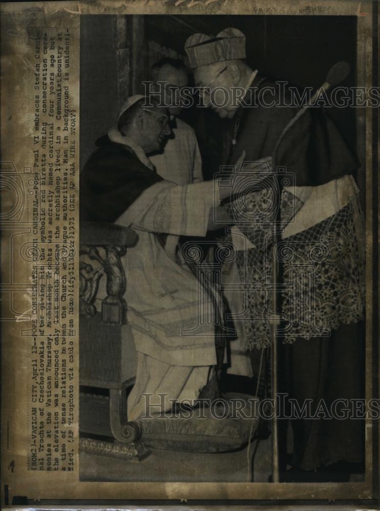 1973 Press Photo Pope Paul VI embrace Cardinal Trochta of Czechoslovakia - Historic Images