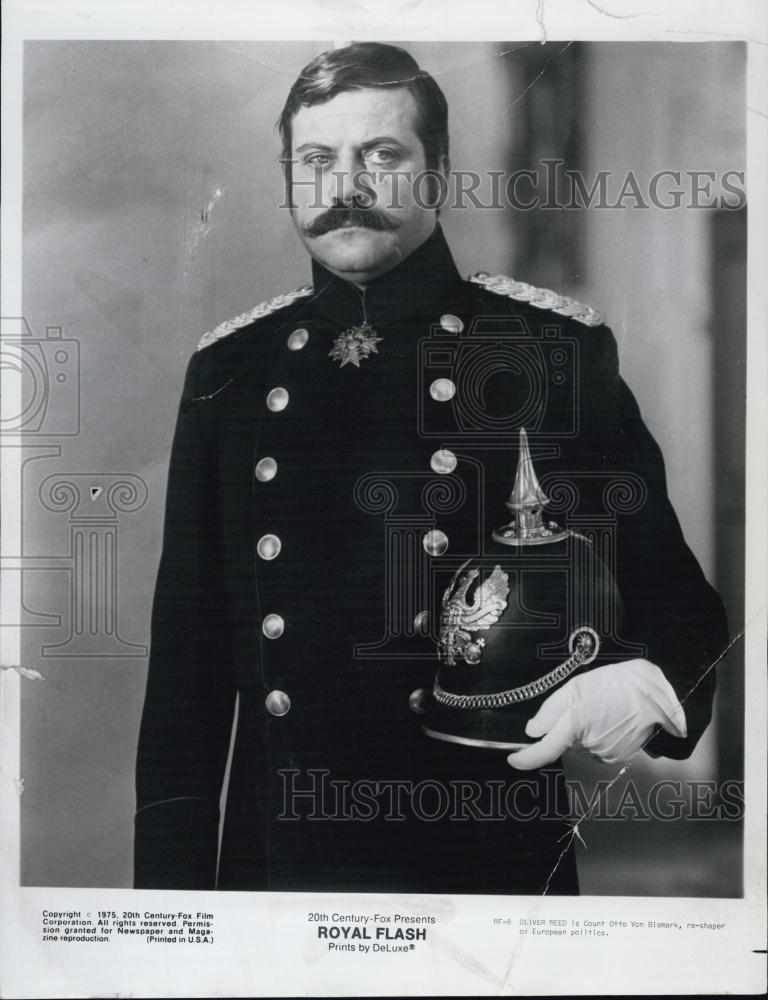 1975 Press Photo Royal Flash Movie Actor Oliver Reed Count Otto Von Bismark - Historic Images