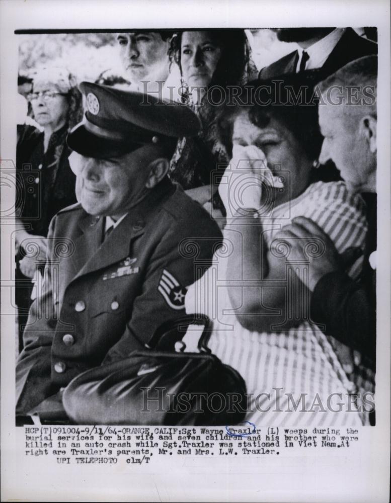 1964 Press Photo SgtWayne Traxler At Memorial With Wife And Seven Children - Historic Images