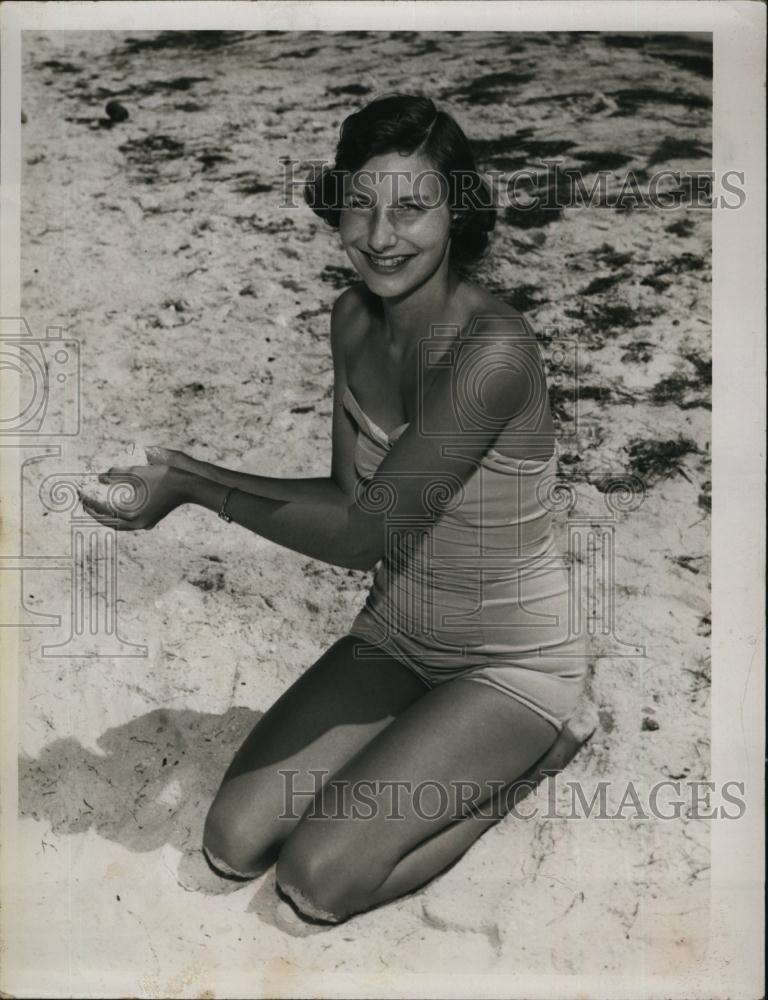 1958 Press Photo Pat Owens beach - RSL91285 - Historic Images