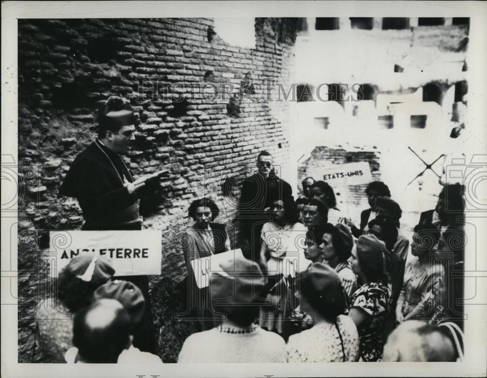 1947 Press Photo Bishop of Boston John Wright talking to group of women in Rome - Historic Images