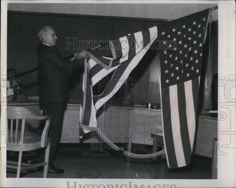 1969 Press Photo Dr Fred Stuart, School Vandalism, Florida, Torn American Flag - Historic Images