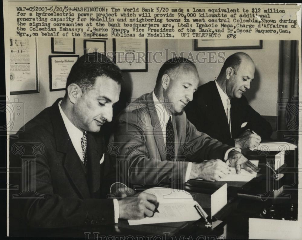 1959 Press Photo Mesa, Knapp, and Baquero sign loan papers for Columbian project - Historic Images