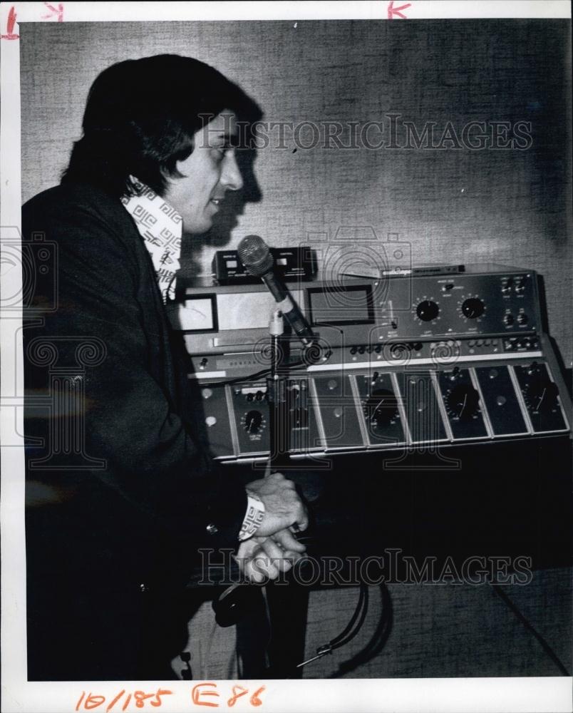 1975 Press Photo Disc jockey Bob Campo radio station WAZE - RSL63511 - Historic Images