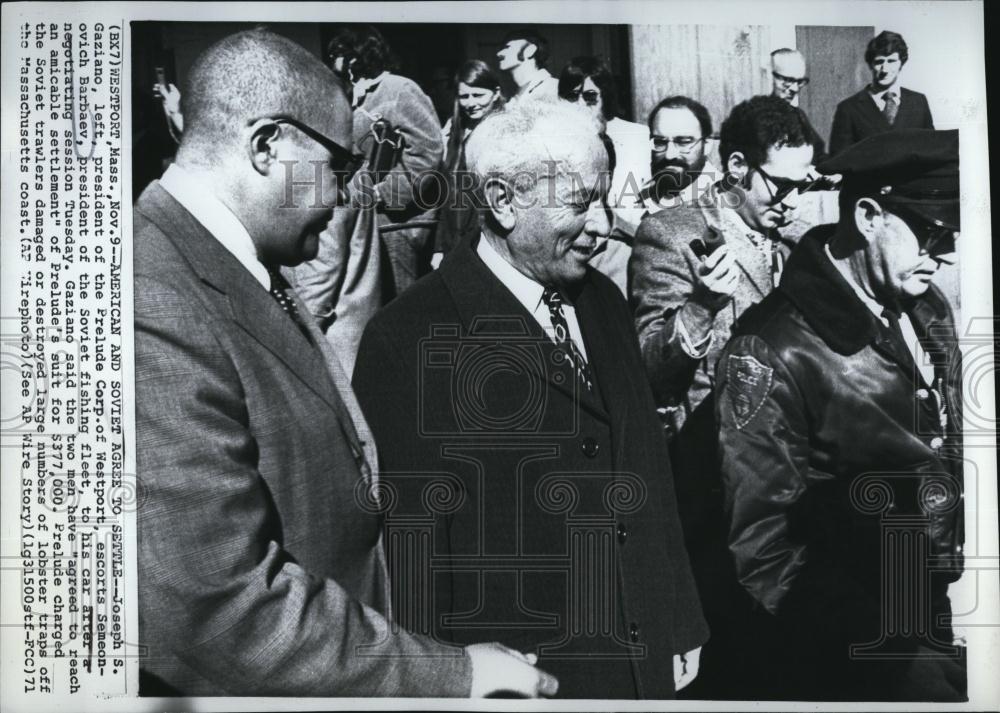 1971 Press Photo Joseph Gaziano of Prelude Corp & Semeonovich Barnaev - Historic Images