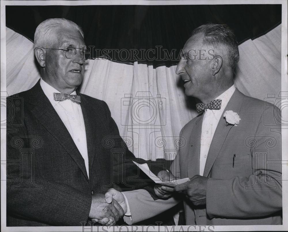 1957 Press Photo Chief James Igoe & Lt Lawrence Galligan - RSL86803 - Historic Images
