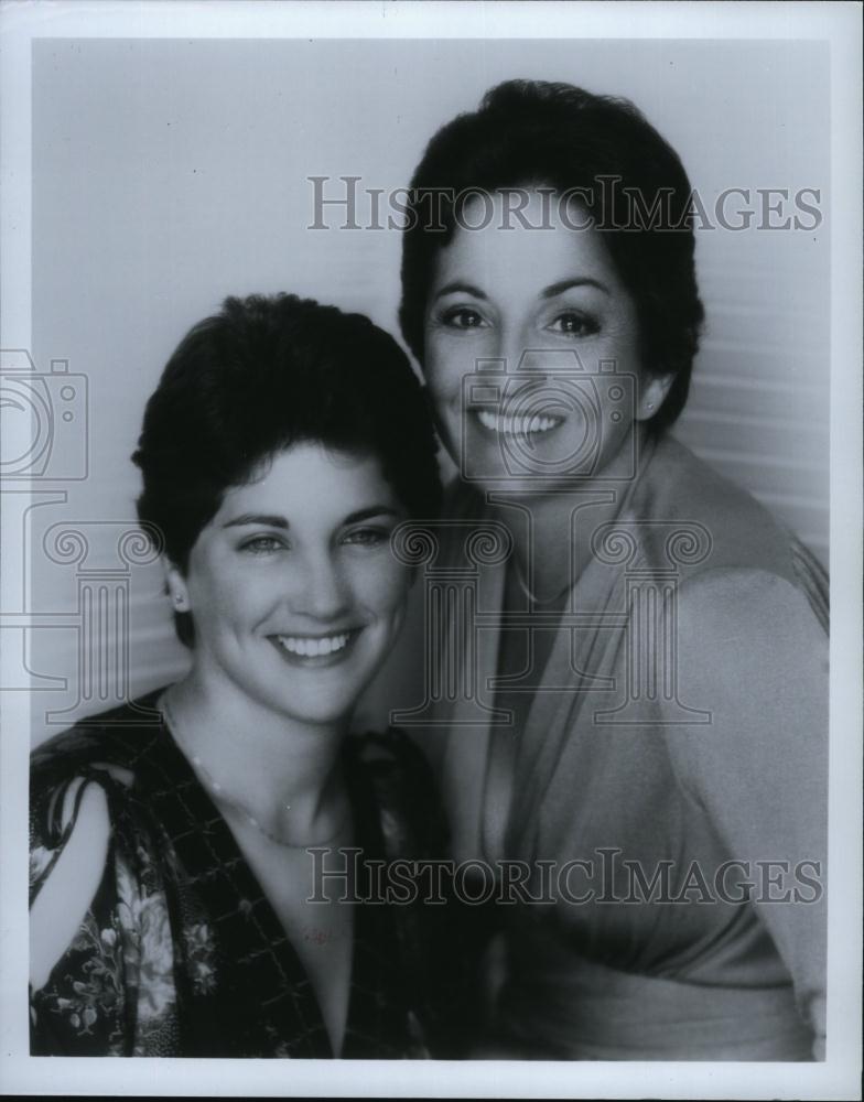 1977 Press Photo Marilyn Beck(R) , American Hollywood Columnist - RSL84639 - Historic Images