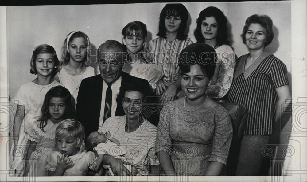 1965 Press Photo Mr & Mrs DD Roberts and 9 of their 10 daughters & baby son - Historic Images