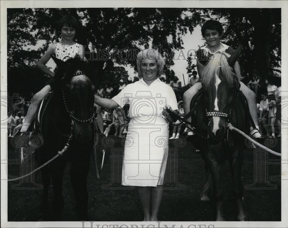 1961 Press Photo Kay Wrenn with Children from School on Pnoies - RSL40007 - Historic Images