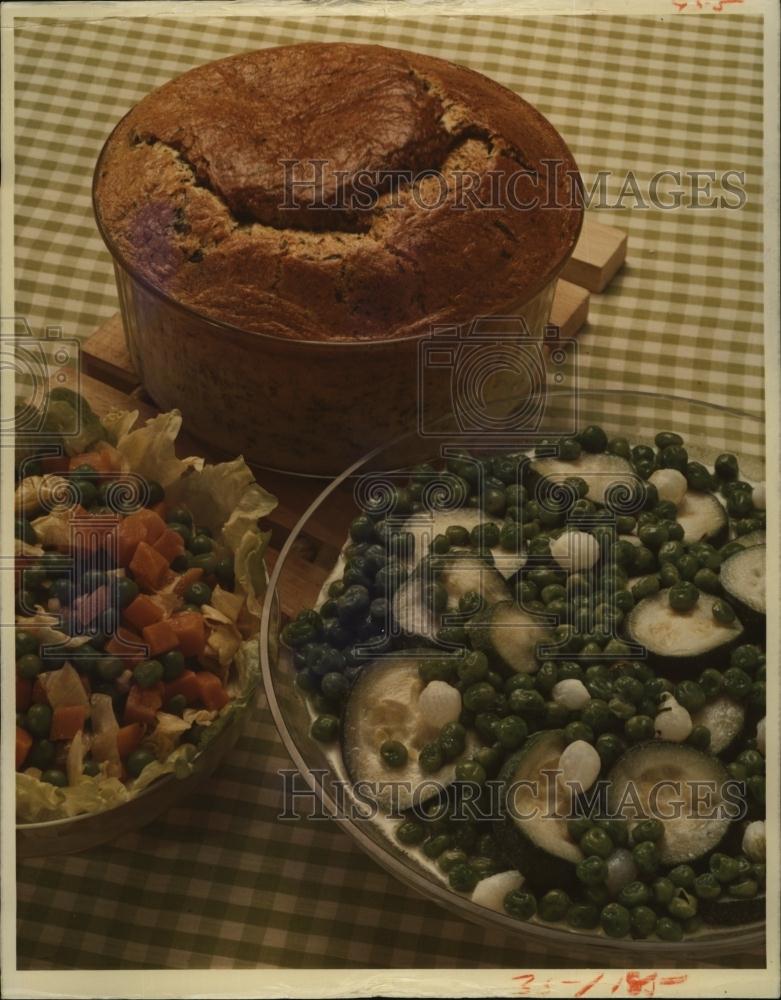 Press Photo Vegetable Salad With Spinach &amp; Cheese Souffle Peas &amp; Onions Zucchini - Historic Images