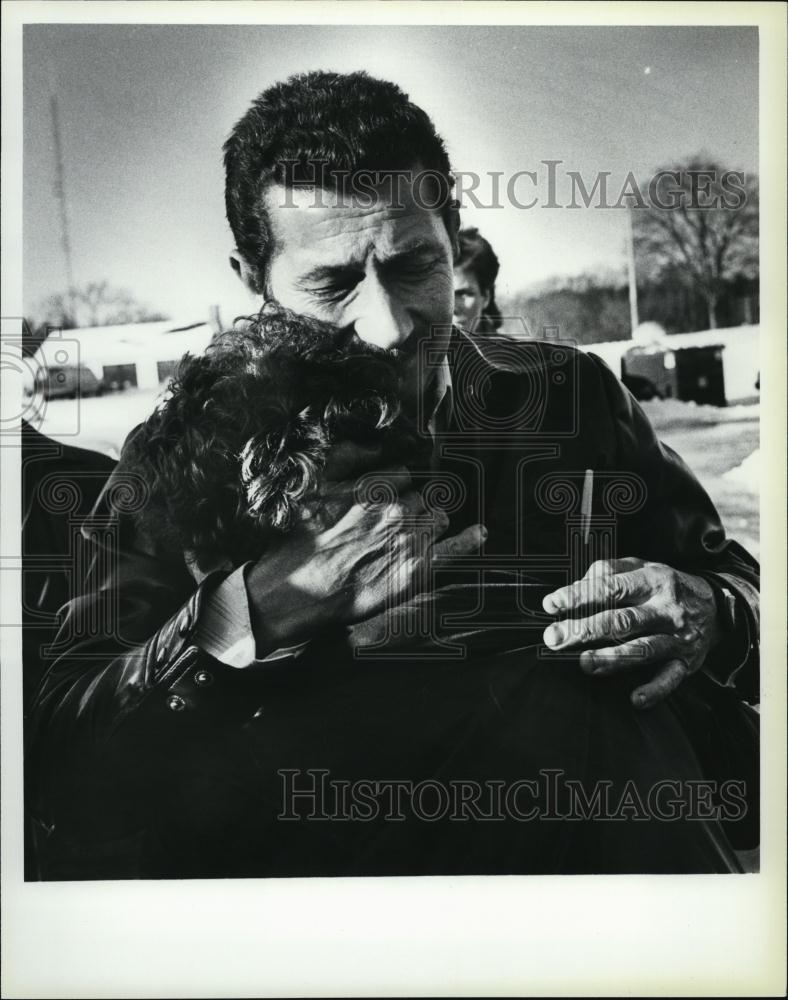 1984 Press Photo Kidnapped Boy Bobby Smith Reunited With Father Robert Boston - Historic Images