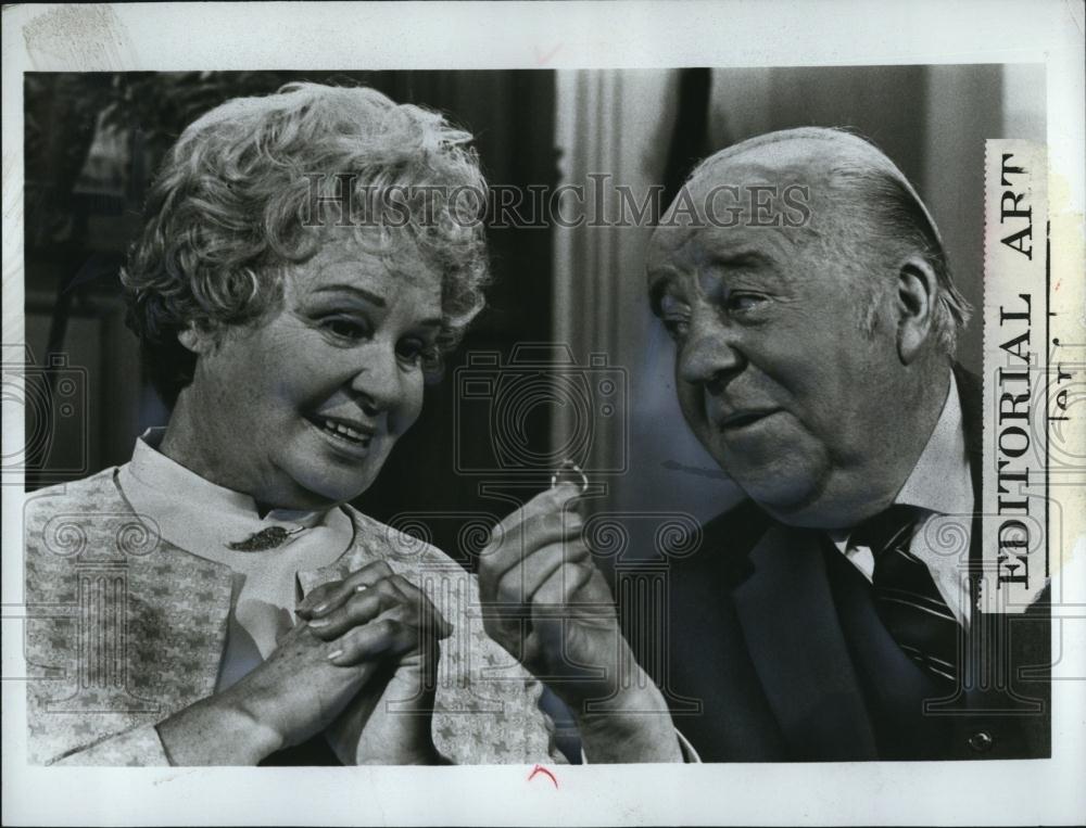 1973 Press Photo Shirley Booth &amp; J Pat O&#39;Malley in &quot;A Touch of Grace&quot; - Historic Images