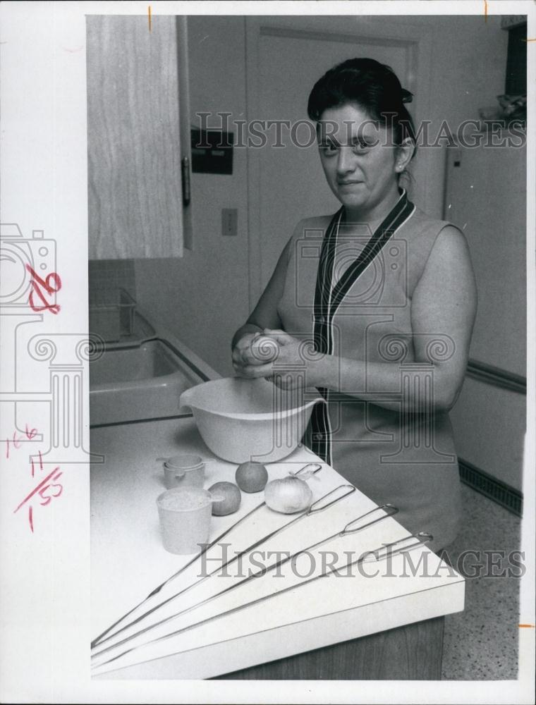 1971 Press Photo Florence Campos, Prize Winning Shish Kebabs Recipe - RSL63739 - Historic Images