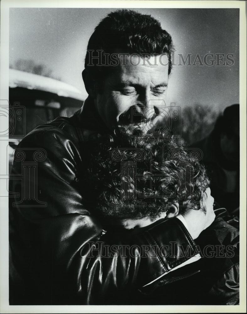 1984 Press Photo Robert Smith and his son Bobby being reunited - RSL44119 - Historic Images