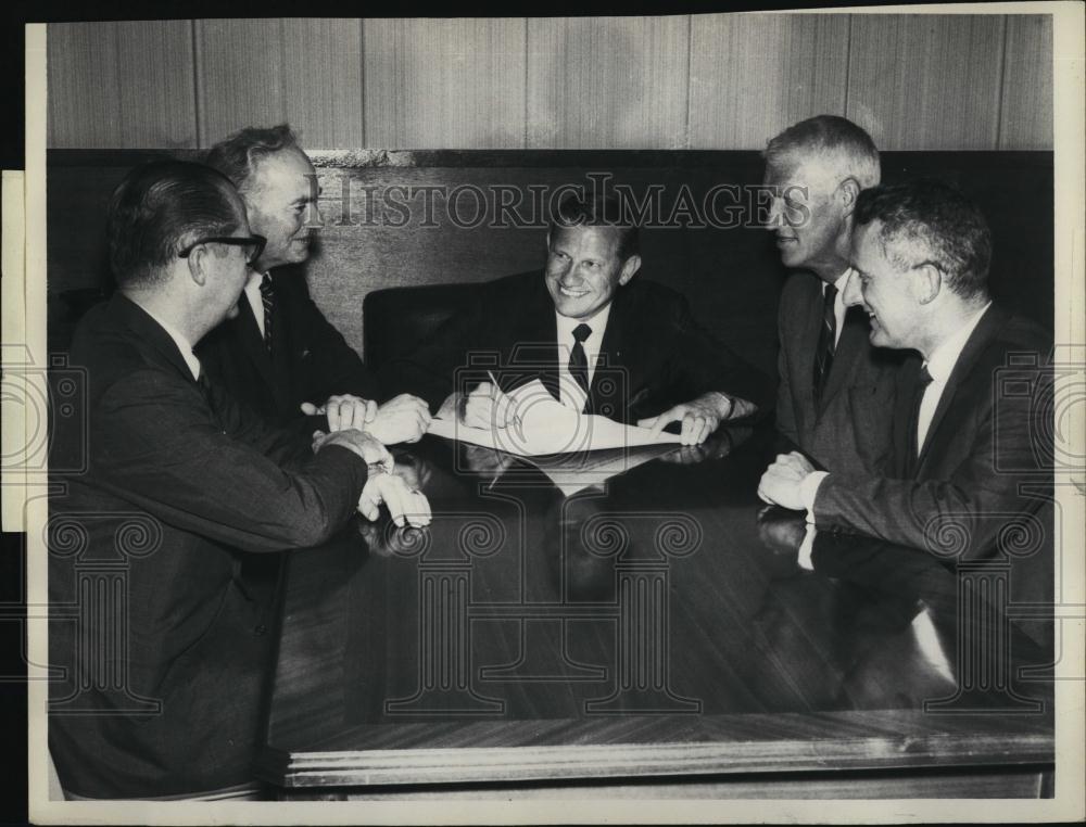 1967 Press Photo Gov John Volpe, Robert McCall, Owen Kierman at meeting - Historic Images