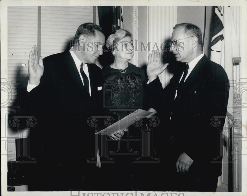 1958 Press Photo Gov Foster Furcolo sworn to oath Dr Harry Solomon - RSL00559 - Historic Images