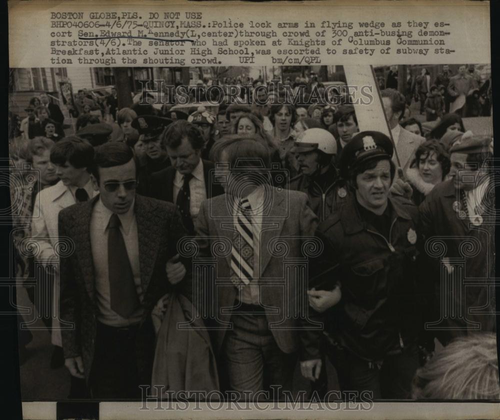 1975 Press Photo Senator Edward Kennedy Through Crown of Anti-Busing Demostrator - Historic Images