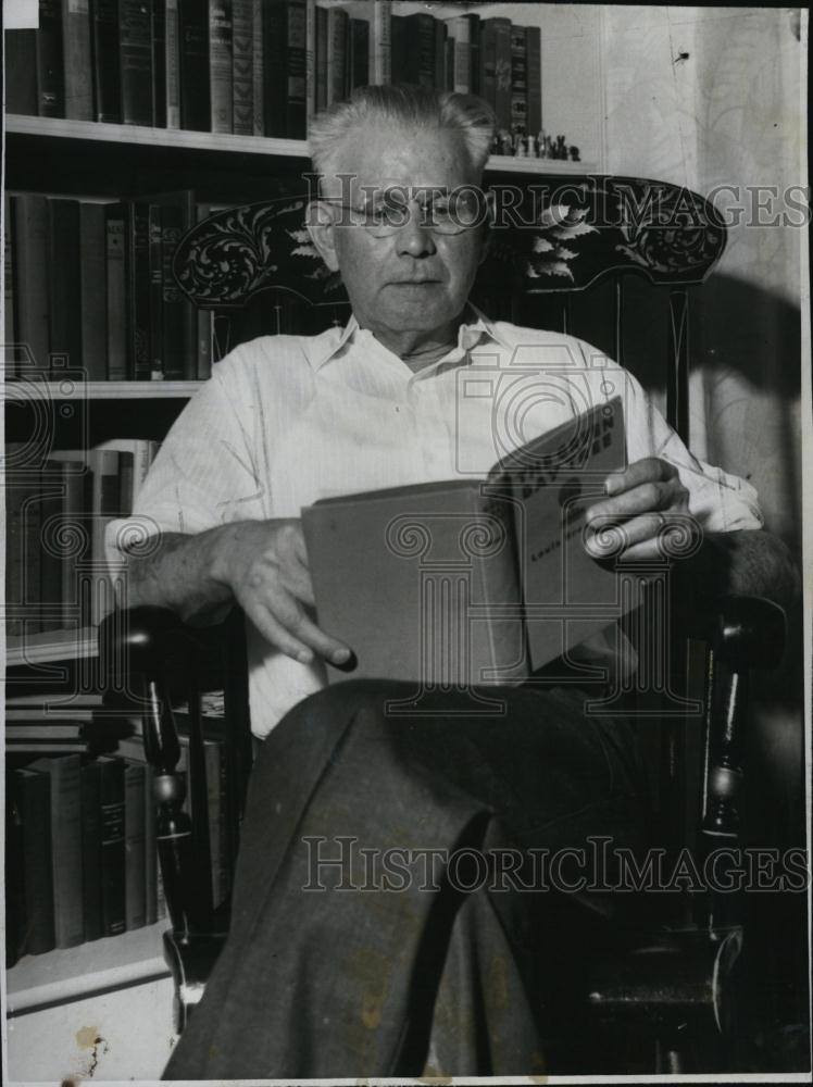 1950 Press Photo Ex- Deputy Sheriff Francis Carroll Reads In His Maine Home - Historic Images