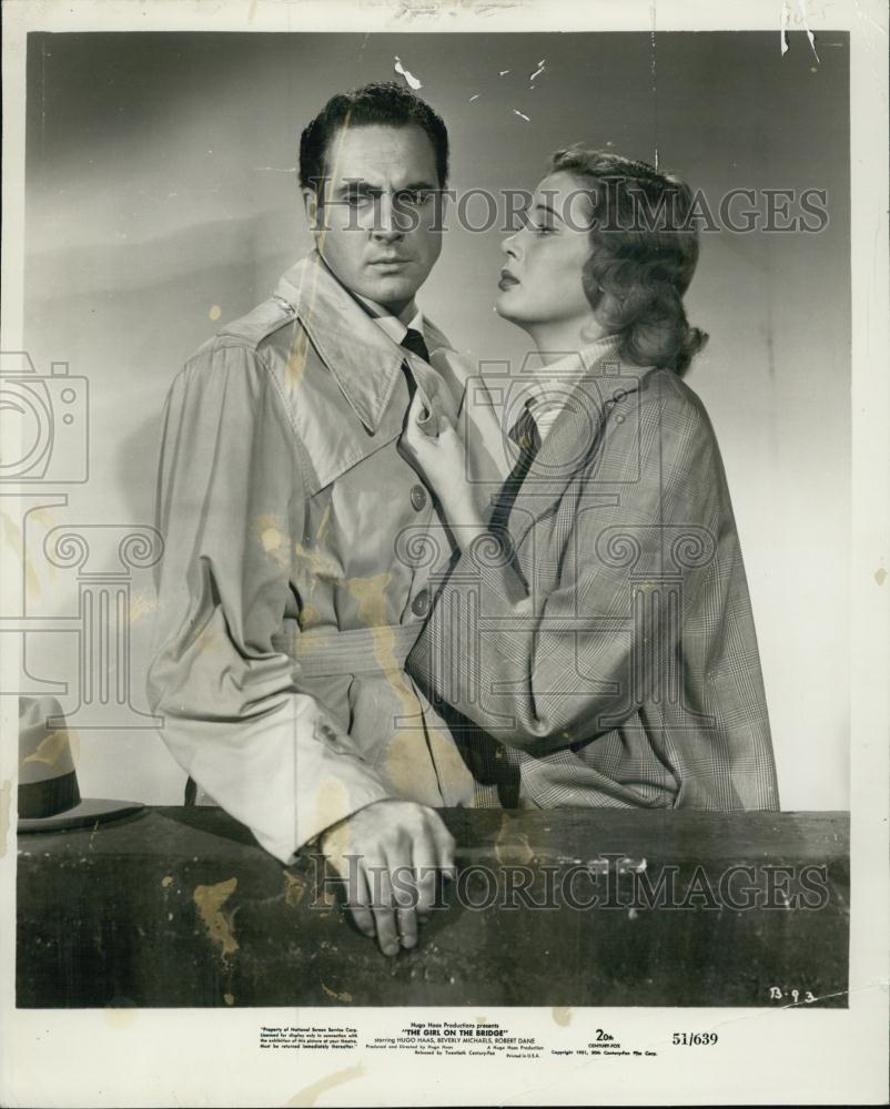 1952 Press Photo Actor Robert Dane, Beverly Michael in &quot;The Girl on the Bridge&quot; - Historic Images