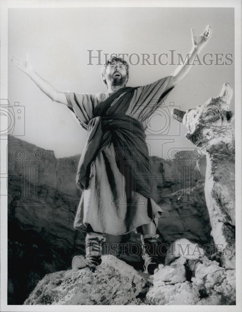 1975 Press Photo Anthony Quayle Moses The Lawgiver Movie Actor - RSL62499 - Historic Images